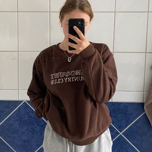 Sweatshirt - En brun sweatshirt🤎 hur mysigt material som helst🥰 frakt tillkommer på 79kr