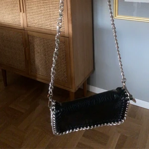 Tiamo väska - Säljer denna skit snygga tiamo väska i jätte bra skick nästan som ny. Tyvärr får jag inte användning av väskan längre. Perfekt att använda till när man inte vill ha med sig jätte mycket. Kunden står för frakten! Nypris 450❤️