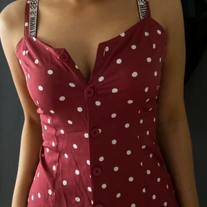 prickig body - super fin vet inte vart den är köpt men i bra skick och super vacker inför höst och sommar! sälje för 50kr + frakt (66kr) passar som M 