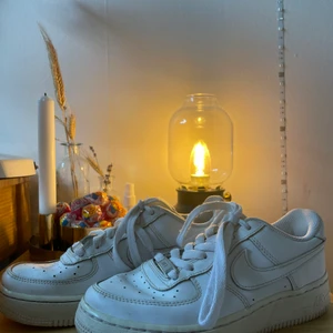 Nike air force 1 - Ett par Nike air force 1 som är i storlek 36 och är använda men i okej skick. Säljer pga att dem blivit försmå för mig. Kontakta för fler bilder eller för att diskutera pris. Köparen står för frakten❗️