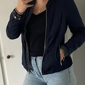 Jofama jacka storlek 38 - Säljer min super fina jofama jacka i storlek 38. Jackan är i fint skick då den inte använts mycket. Perfekt nu till när skolan börjar igen och innan vintern kommer. Nypris 1500 