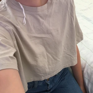 Beige crop-top - denna beiga croptop är superfin och jätteskön! Säljer pga att den aldrig riktigt kom till användning💓 denna går på 30kr + 30kr frakt! Storleken är XS men passar XXS-S💕