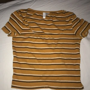 Söt crop top  - Passar inte heller mig så kan inte visa den på:( använd 2 ggr tror jag, men den som helt ny!!