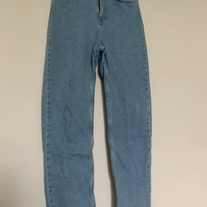 Jeans från NAKD - Jeans i storlek 36 från NAKD, säljes pågrund av ingen användning. Skriv för mer info💓