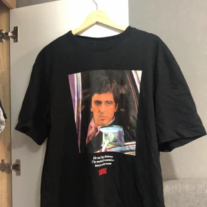 Tony Montana T-Shirt - Helt ny Scarface/Tony Montana tröja köpt på H&m för priset 150kr, Jag fick denna tröja som födelsedagspresent och vill inte ha den. Den är inte använd nån gång, Storleken är Medium 
