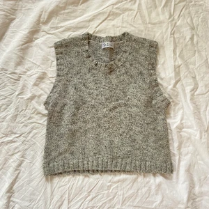 Grå stickad väst - Köpt sh. Saknar storlek men S/M<3