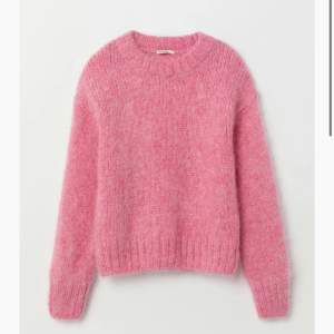 Säljer en superfin rosa stickad tröja i mohair som tyvärr inte kommer till användning. Den är slutsåld på hm