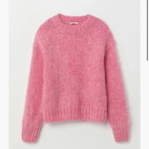 Hm stickad tröja mohair blend - Säljer en superfin rosa stickad tröja i mohair som tyvärr inte kommer till användning. Den är slutsåld på hm