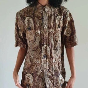 Snygg skjorta med coola mönster  - En jätte jätte jätte fin skjorta som jag tyvärr säljer för den är kort ärmad