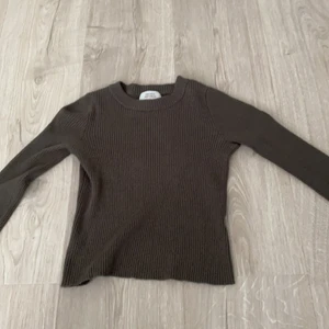 Figurnära tröja  - Tight, ribbad och croppad tröja från Pull&Beari storlek xs. Färgen är militärgrön men framstår inte riktigt på bilderna. Bra skick.    Köparen står för frakt