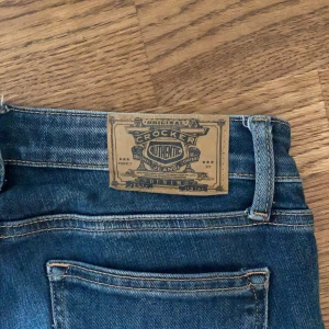 Crocker jeans - Blåa bootcutjeans från crocker. Storlek W27 L31. Benen är uppsprättade så passar mer L32 men går förstås att sy tillbaka. Jag är 165. Crockerjeans säljs inte längre så passa på😁😁priset kan diskuteras 
