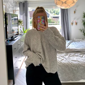 Stickad tröja  - Mysig stickad tröja. Strl XL o perfekt oversized på mig som vanligtvis har S. Så passar på fler storlekar. Köpare står för frakt!🦋