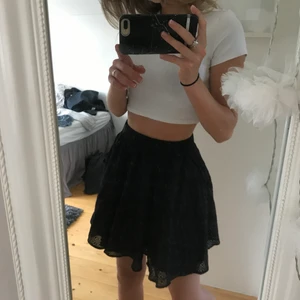 Svart kjol - Kjol från NA-KD i storlek 32. Fick dubbelt av den när jag fyllde år så denna är sprillans ny med lappar kvar och endast testad. Den har något slags broderimönster över hela vilket är super fint, använt den andra jag har hela sommaren💕 Nypris: 399kr Mitt pris: 290kr. Köparen står för frakten, om fler är intresserade blir det budgivning😊