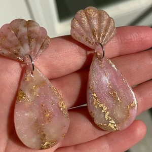 Örhängen  - Örhängen av glitter lera . Frakt 24kr Dm för mer info🥰