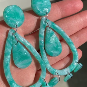 Örhängen  - Örhängen av glitter lera . Frakt 24kr Dm för mer info🥰