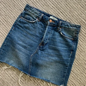 Jeanskjol - Säljer denna jeanskjol i storlek 34 från H&M då den blivit för liten för mig. Den är i fint skick.