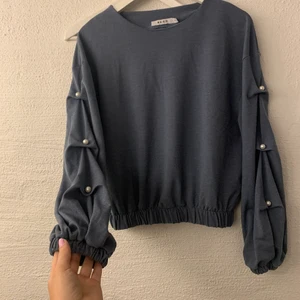 Blå tröja med pärlor på ärmarna.  - En blå tröja med pärlor på ärmarna från na-kd. Storlek XS. Knappt använd. Köparen står för eventuell frakt❤️