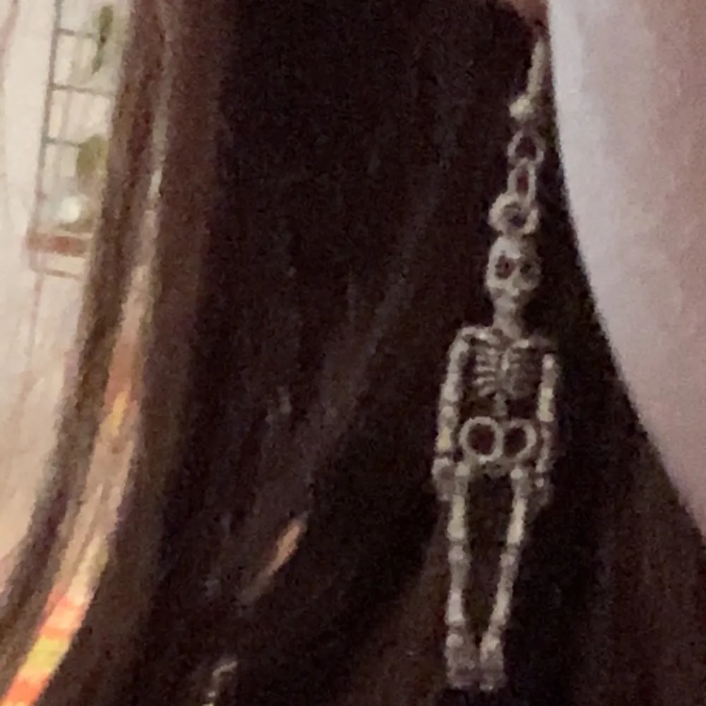 Skit coola nickelfria skelett örhängen som jag gjort själv, har flera av dom :) . Accessoarer.