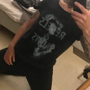 Rebel linne - Ett linne med tryck ”rebels and saints” i tunt och lätt tyg.