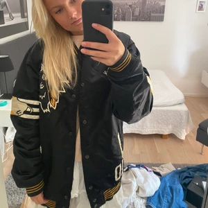 Baseball jacka - Skit cool baseball jacka som jag har köpt på second hand för 400kr. Säljer för att den inte kommer till användning längre. Den sitter oversized och är i väldigt bra skick. 