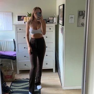 Ribbade mjukisbyxor ifrån LXA - Ribbade mjukisbyxor ifrån LXA (Linn Ahlborg)  Helt i nyskick använda några gånger💗  Storlek: S Nypris: 749 Mitt pris: 449 #lxa