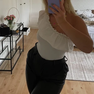 volangtopp - Vit one shoulder body med volang! Strl 38 men passar strl 36-38
