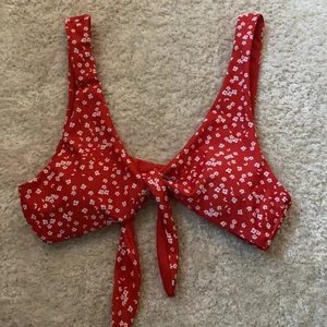Bikini  - Denna superfina bikinitopp, aldrig använd! Knyter själv fram, skulle säga att den passar xs/s💓 