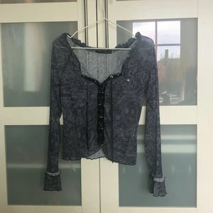 Genomskinlig fin topp - Super fin. Aldrig använd. Från märket b•young. Det står storlek M men skulle nog säga mer en S! Budgivning ifall flera är intresserade. Skriv privat om ni vill ha fler bilder!! Buda inte om ni inte har råd för det är bindande köp 😝😝🪐🪐💫💫