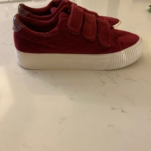 sneakers  - säljer mina super fina sneakers som tyävrr inte kommer till användning, skorna är endast använda ett fåtal gånger så de är i bra skick