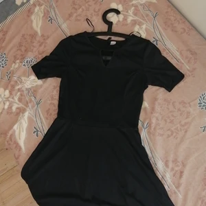 En svart kortärmad klänning från H&M  - En svart kortärmad klänning från H&M och är i bra skick. 