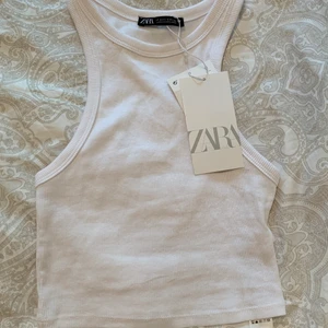 Zara tank topp - Helt oanvänt linne från zara, säljer då jag inte tycker att det sitter bra på mig och inte hann gå och lämna tillbaka 