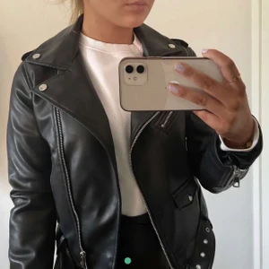 Trendig zara skinnjacka🌟 - Helt oanvänd skinnjacka från zara