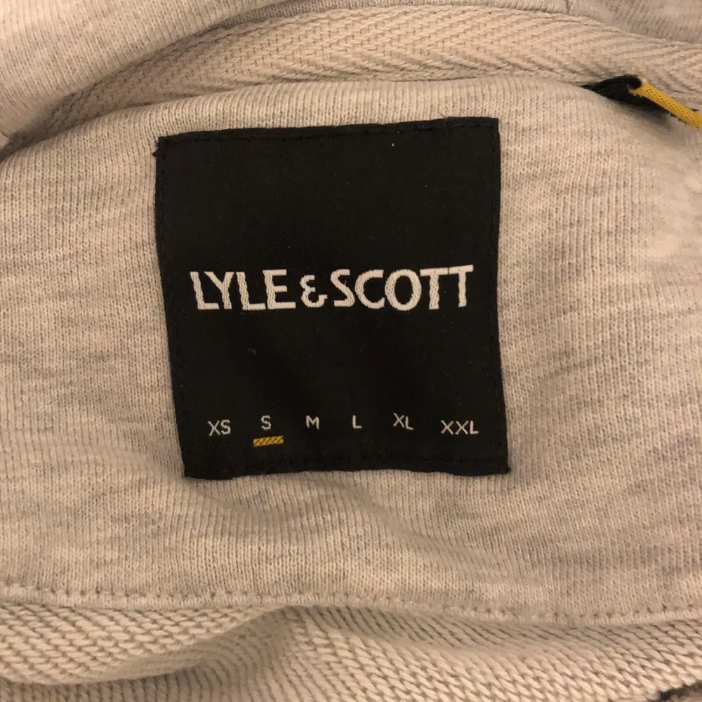 Fin lyle & scott hoodie som jag säljer då den inte kommer till användning. Ganska använd men det märks inte!. Hoodies.