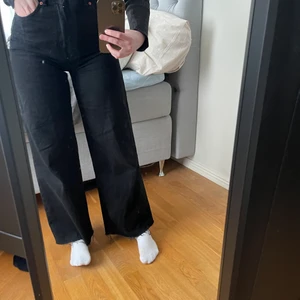 Zara Jeans - Svarta raka jeans från zara