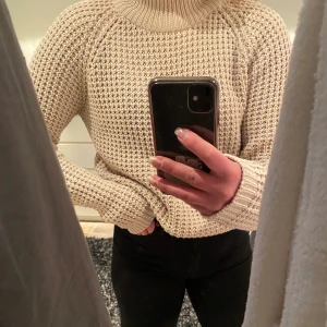 Beige stickad klänning  - Superskön klänning som jag använder som tröja då ja inte gillar klänningar på vintern!!