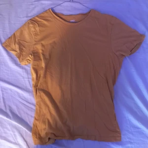 Gul T-shirt  - Basic gul t-shirt. Fint skick.