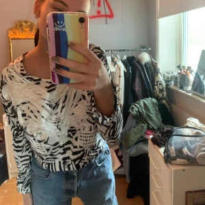 Mönstrad croppad tröja - Så fin croppad tröja med menageri fårn hm, använd en gång storlek 34, passet även 36❤️