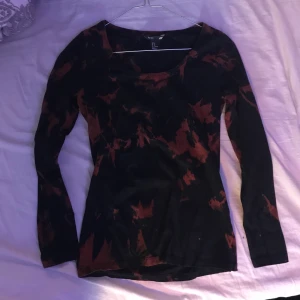 Tröja M - Trendig tröja med unikt tryck. Fint skick. Urringad.