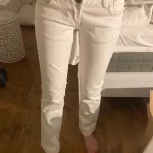 super fina vita vintage lågmidjade jeans! inga fläckar eller liknande! super bra skick! går ner till fotknölen på mig som är 165cm och har en innerbenslängd på 75cm💗💗💗
