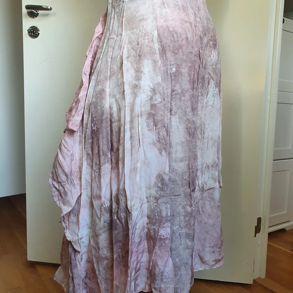 Rosa/mauve kjol, storlek M. Jättefint skick och detaljrik, säljer den då den är för stort för mig. Behöver lite strykning :). Kjolar.