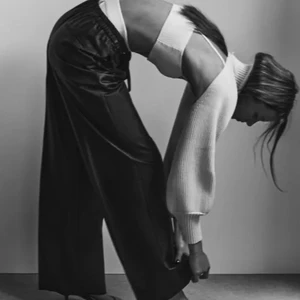 Skinnbyxor Zara - Lite oversized svarta skinnbyxor från Zara i storlek XS. Kommer direkt från butik, dvs helt oanvända! Säljer pga för långa för mig som är 160 cm. Nypris 399kr🖤🖤