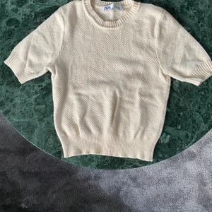 Söt topp Zara - Säljer en stickad t-shirt från Zara i bra skick. Passar XS-S