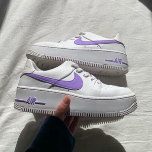 Nike air force sage - Så fina Nike air force sage i storlek 38,5! Använda fåtal gånger å är i bra skick. Har färglagt de själv med skofärg som inte går bort i vatten. Köparen betalar frakt. Om du budar måste du vara säker på att du kan betala så mycket för skorna. Ditt bud måste öka med minst 20kr från förra budet. Avslutas när jag fått ett bra bud! Buda i kommentarerna eller privat!                                                        