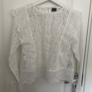 Vit söt tipp - Vit söt topp med spets från Ginatricot. storlek 38