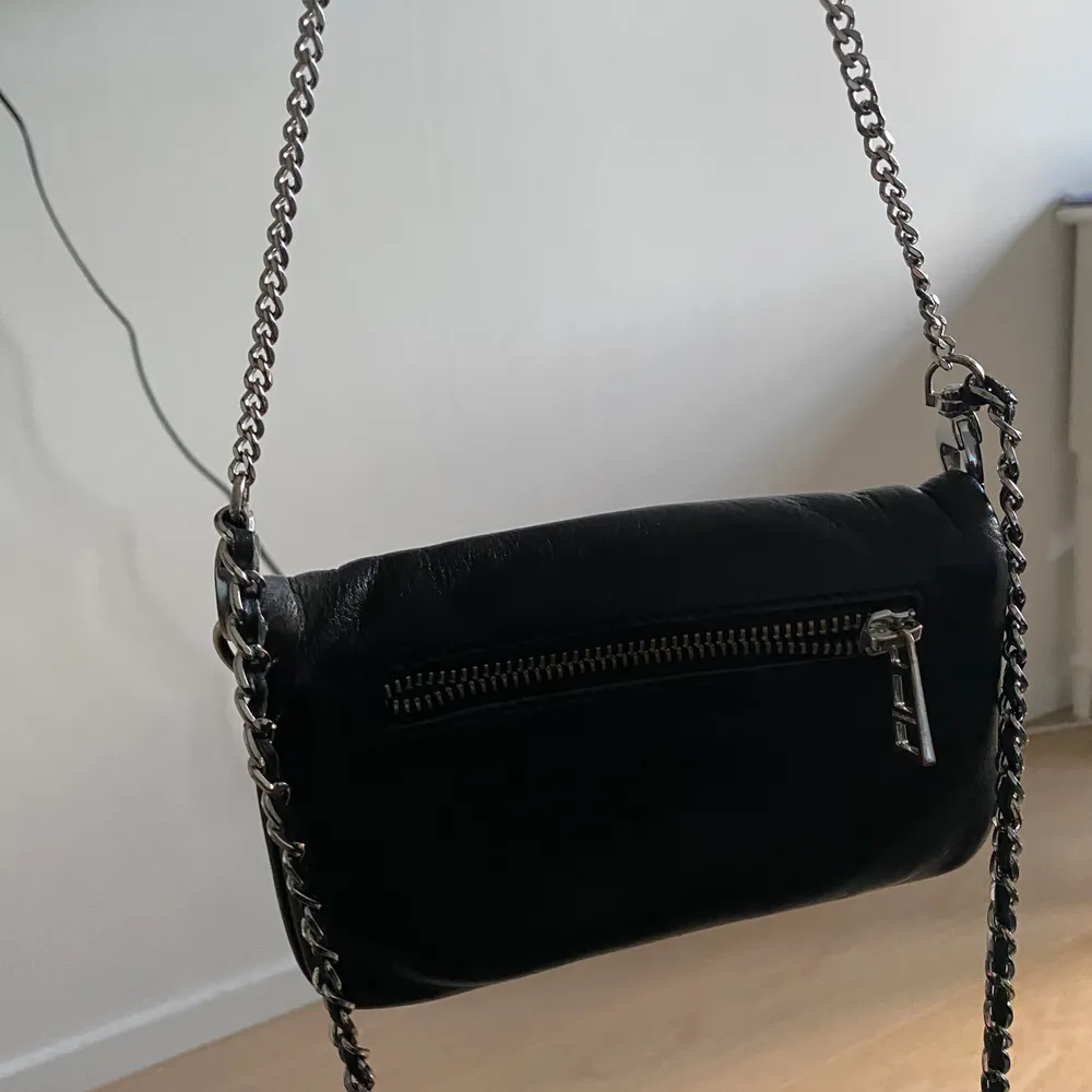 Säljer min svarta Zadig Voltaire väska, de är den lilla modellen. Den har slitits litegrann på dragkedjan annars i väldigt fint skick! 700kr +frakt. Väskor.