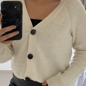 Vit kofta - Jättefin! Vit kofta från Vila köpt för ca 400kr!💕  Väl använd och något nopprig, annars bra!😍 Köparen står ev fraktkostnader!❤️