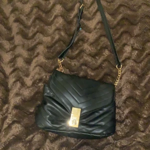 Väska  - Ny Knappt andvänt, 80 kr