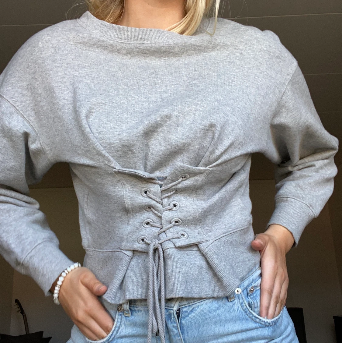 Collegetröja med knytning