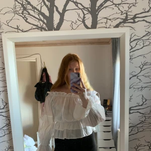 Vit blus från Gina tricot - Fin blus från Gina, använd 1 gång och säljer för att jag ej får användning för den. 