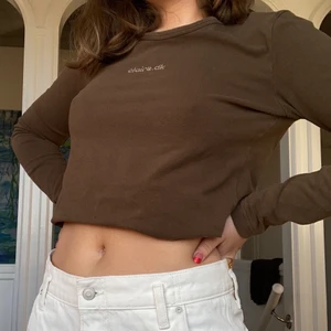 Brun tröja - Superfin långärmad brun tröja i skönt t-shirt material. Har en jättesöt liten detalj på bröstet i små rhinestones! Sitter tajt o fint på en M och aningen lösare på en S (jag är en S). Köparen står för frakt!